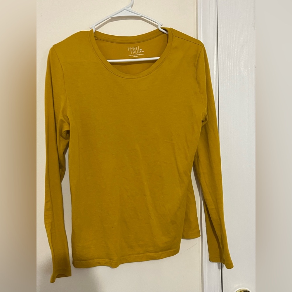 2 shirts same color, different sizes